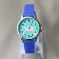 Kinder Quarzurkunde Detailansicht mit niedlichem Einhorn Katze Zifferblatt und lila Silikonarmband. - Saphirblau