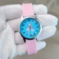 Kinder Quarzuhr mit rosa Silikonarmband und einem süßen blauen Regenbogen-Zifferblatt. - Rosa
