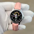 Nahaufnahme der Kinder-Quarzuhr, rosa Lederarmband und schwarzes Zifferblatt Detail. - Rosa