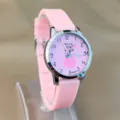 Niedliche Kinder Quarz Armbanduhr mit Pfirsich Motiv, rosa Silikonarmband im Detail. - Rosa
