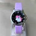 Niedliche Kinder Quarz-Uhr mit lila Silikonarmband und süßem Einhorn Zifferblatt im Detail. - Lila