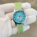 Niedliche Kinder-Silikonuhr mit buntem Regenbogen-Zifferblatt und weichem gruenen Armband. - Senfgrün