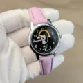 Nahaufnahme Detailansicht der süßen Kinder Quarzbanduhr mit rosa Lederarmband Katzenblatt. - Lavendel