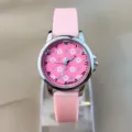 Süße rosa Kinder Quarzarmbanduhr mit Kirschblüten Zifferblatt und weichem Silikonarmband. - Rosa