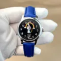 Süße Kinder Quarzarmbanduhr mit blauem Lederarmband, schwarzem Zifferblatt, Katzen Design. - Saphirblau