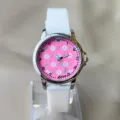 Kinder Quarzuhr mit rosa Blumen Zifferblatt und weissem Silikonarmband im Detail. - Weiß