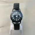 Freizeituhr mit schwarzem Zifferblatt, weißen Ziffern und bequemem elastischen Metallarmband. - Damenstil / Schwarz