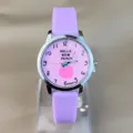 Kinder Cartoon Pfirsich Quarzarmbanduhr mit lila Silikonarmband und rosa Zifferblatt. - Lila