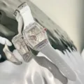 Nahaufnahme der transparenten quadratischen Quarzuhr mit elegantem weißem Silikonarmband. - Weiß