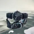 Reloj de cuarzo para mujer negro con correa elástica, índices oro rosa, detalle. - Negro