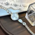 Elegante Damen Quarzuhr mit unregelmäßigem Armband und stilvollem silbernem Zifferblatt. - Silber & Blau