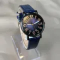 Reloj de cuarzo para mujer con esfera degradada y correa de cuero azul en detalle - Azul marino