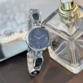 Elegante Damen Quarzhuhr mit unregelmaessigem silbernen Armband und schickem runden Zifferblatt. - Silber Schwarz
