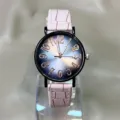 Primer plano reloj mujer cuarzo, esfera degradada, correa piel rosa, diseño elegante y fino. - Rosa