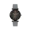 Primer plano detalle de la esfera del reloj de silicona para mujer con degradado y marcas. - Gris