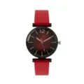 Primer plano de reloj de cuarzo para mujer con correa roja y esfera oscura diaria. - Rojo