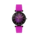 Vista detallada de reloj de cuarzo para mujer en silicona morada con bisel facetado. - Rosa rojo