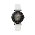 Primer plano detallado de reloj de pulsera para mujer con esfera negra degradada y correa blanca. - Blanco
