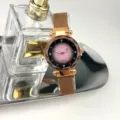 Damen Quarzuhr mit rosafarbenem Farbverlauf, magnetischem Milanaise-Armband und facettiertem Glas. - Roségold Rosa Zifferblatt