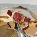 Eckige Damen Quarzuhr mit rotem Mesh-Armband sowie goldener strukturierter Lünette. - Rot