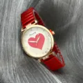 Damen Strass Herz QuarzUhr mit rotem Stretch Armband, Detailansicht des Produkts. - Rot