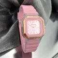 Reloj de cuarzo cuadrado rosa para mujer, correa de silicona cómoda, accesorio elegante. - Rosa