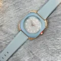 Nahaufnahme einer quadratischen Quarzuhr mit grauem Silikonarmband und Roségoldgehäuse. - Grau