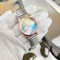 Modische Damen Quarzwatch mit Regenbogen Zifferblatt und Metall Dehnband fur Alltag. - Silber