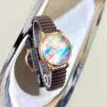 Freizeitmode Damen Quarzuhr mit buntem Regenbogen-Zifferblatt und braunem Stretcharmband Detail. - Braun