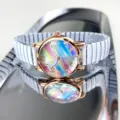 Detailansicht Damen Quarzuhr, buntes Zifferblatt, Roségoldgehäuse, elastisches Armband. - Weiß