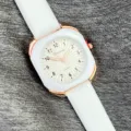Detailansicht der weißen Silikonarmband Quarzuhr mit Roségold Lünette und klarem Zifferblatt. - Weiß