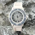 Nahaufnahme des modischen Quarzuhrendetails mit grauem Zifferblatt und Silikonarmband. - Grau