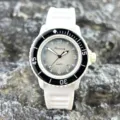 Detailaufnahme der modischen Quarzpaaruhr mit weißem Silikonarmband und leuchtenden Zifferblättern. - Weiß