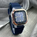Detalle de primer plano del reloj de cuarzo cuadrado con correa de silicona azul clara. - Azul Marino