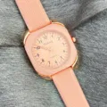 Bonbonfarbene rechteckige Quarzuhr mit Silikonarmband für Damen und Herren im Alltag. - Pfirsich
