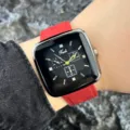 Quadratisches Zifferblatt Quarzuhr mit rotem Silikonarmband fuer Damen und Herren - Rot