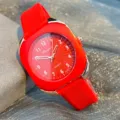 Rote rechteckige Silikon-Quarzuhr Detailaufnahme, bonbonfarbener Metallrand mit Zifferblatt. - Rot