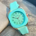 Modische bonbonfarbene Quarz-Silikonarmbanduhr mit stilvollem Metallrand und Zifferblatt. - Blaugrün