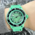 Grüne Silikonarmband Quarzuhr mit Lünette und Datumsanzeige für modebewusste Damen und Herren. - Grün