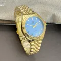 Detailaufnahme einer goldenen Quarzuhr mit hellblauem Zifferblatt und Metallarmband. - Damenstil / Blau