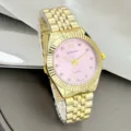 Elegante goldene Damen Quarzarmbanduhr mit rosafarbenem Zifferblatt und funkelnden Zirkoniasteinen. - Damenstil / Rosa