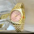 Nahaufnahme Detail der Luxus Gold Quarz Uhr mit rosafarbenem Zifferblatt und funkelnden Steinen. - Herrenstil / Rosa