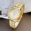 Elegante Damen Quarzuhr in Gold mit funkelnden Strasssteinen auf Lünette und Zifferblatt. - Weiß Damen