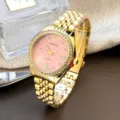 Elegante goldene Quarzdamenuhr mit rosafarbenem Zifferblatt und funkelnder Strasslünette. - Rosa Damen