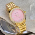 Luxus Damen Quarzuhr in Gold mit rosa Strass Zifferblatt und feinem Metallarmband Detail. - Rosa Herren