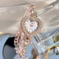 Rosenquarz Damenuhr in Herzform mit funkelnden Strasssteinen und Kette in Roségold. - Roségold