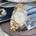 Luxe gouden strass kwartshorloge met trendy schakelband en schitterende wijzerplaat. - Goud