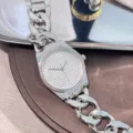 Detail van zilveren grove ketting quartz horloge met volledig bezette strass wijzerplaat. - Zilver