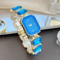 Detailansicht der luxuriösen blauen Edelstein Armbanduhr mit funkelnden Kristallgliedern. - Himmelblau