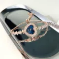 Elegante Damen Quarzuhr mit blauem Herz-Zifferblatt und Strasssteinen auf Silbertablett. - Blau